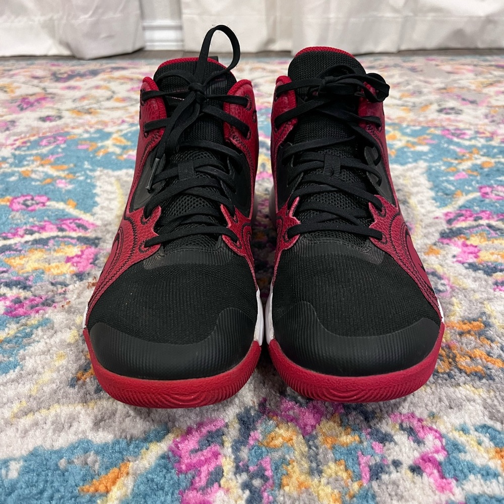 black and red nike basketball shoes